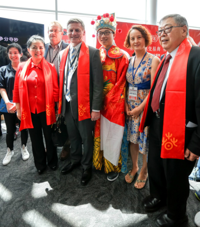 新西兰新任总理Bill English(左四),中国驻奥克兰领事馆总领事许尔文(左二)等政要在KVB展台合影